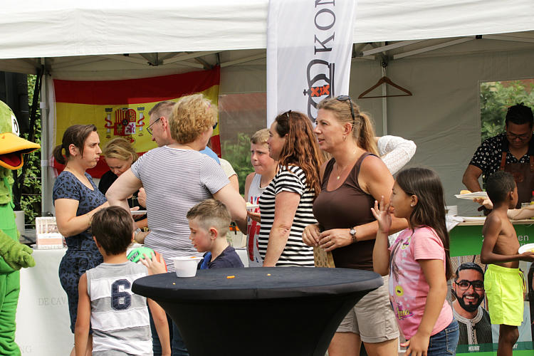 9-6-2018 - Proeverij in zomersfeer door de PLUS in Waarder_31